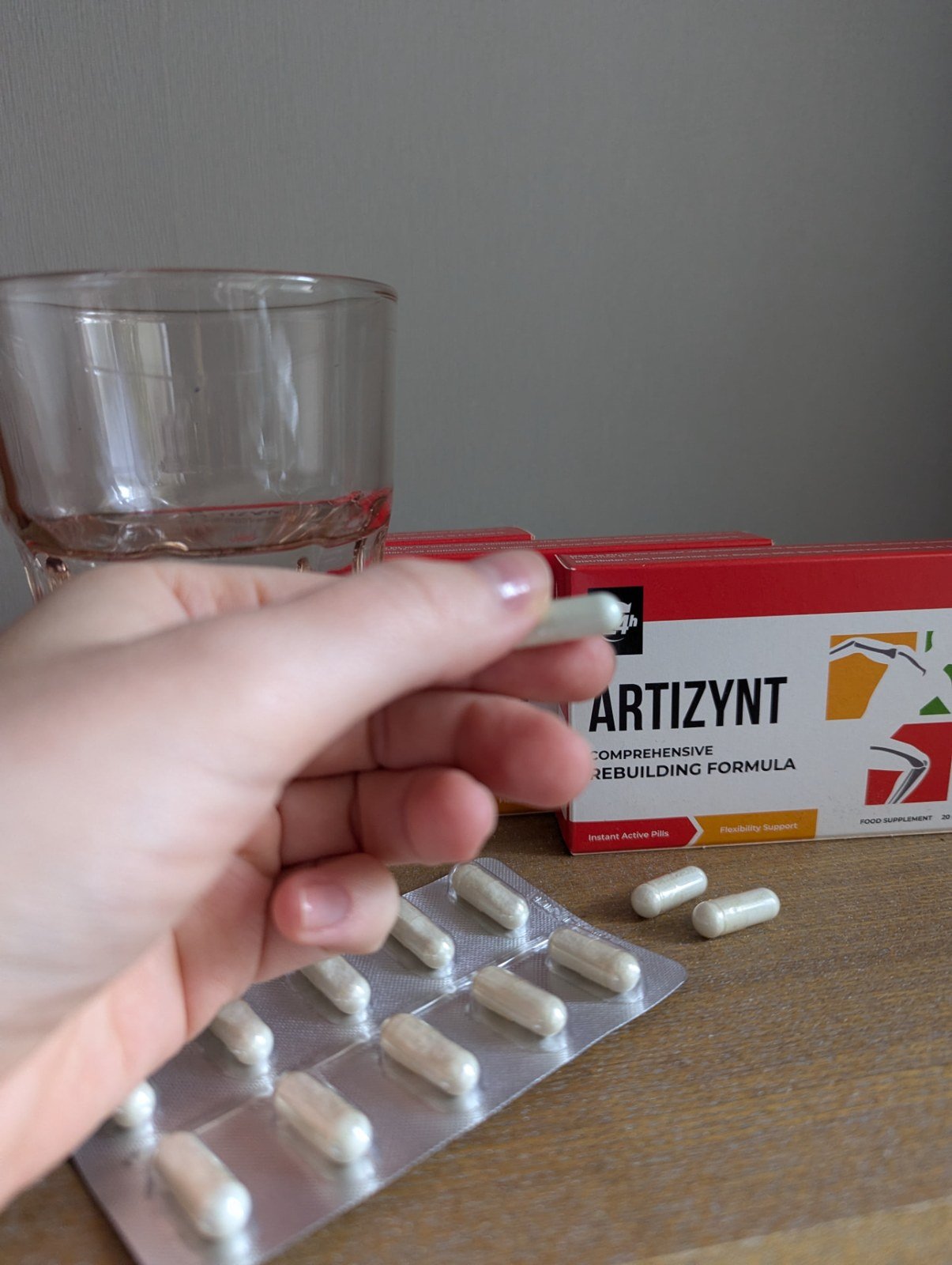 Mano che tiene una capsula ARTIZYNT